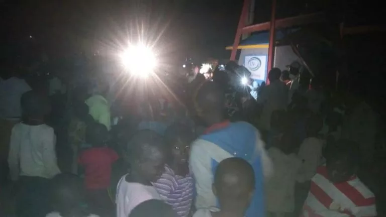 la population de Maboya salue l'arrivée du courant électrique