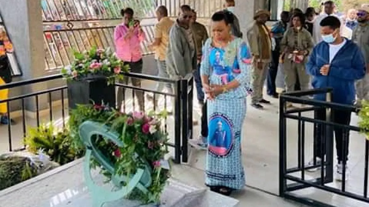 Sud-Kivu : Olive Lembe s’est inclinée sur la tombe du feu général Delphin Kahimbi à Kalehe
