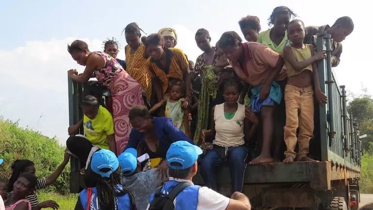 femmes et des enfants congolais arrivant à un poste frontière à Chissanda, dans le Lunda Norte, en Angola