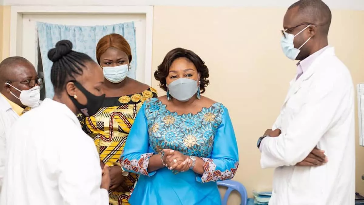 RDC : La première dame apporte son soutien et aide aux jumelles siamoises nées à Lodja
