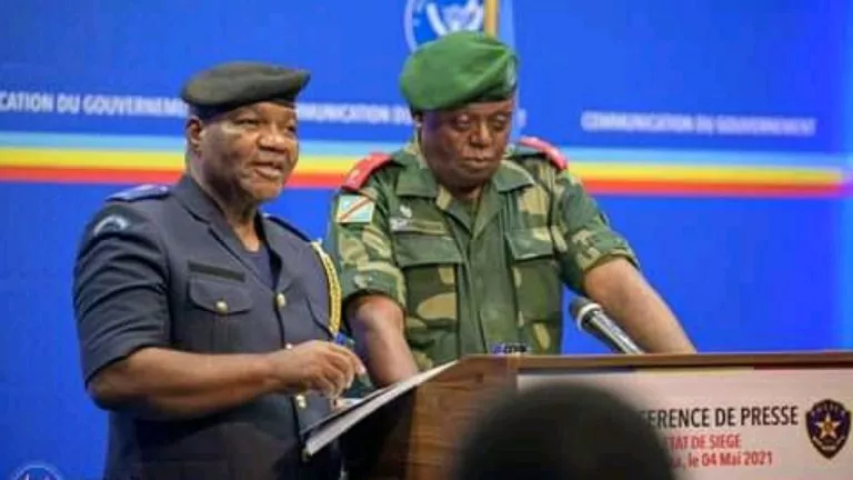 État de siège à l'Est