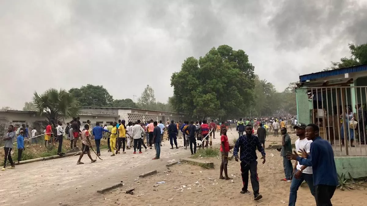UNIKIN : Des jeunes civils, dont certains avec armes blanches à la main bloquent le passage aux manifestants