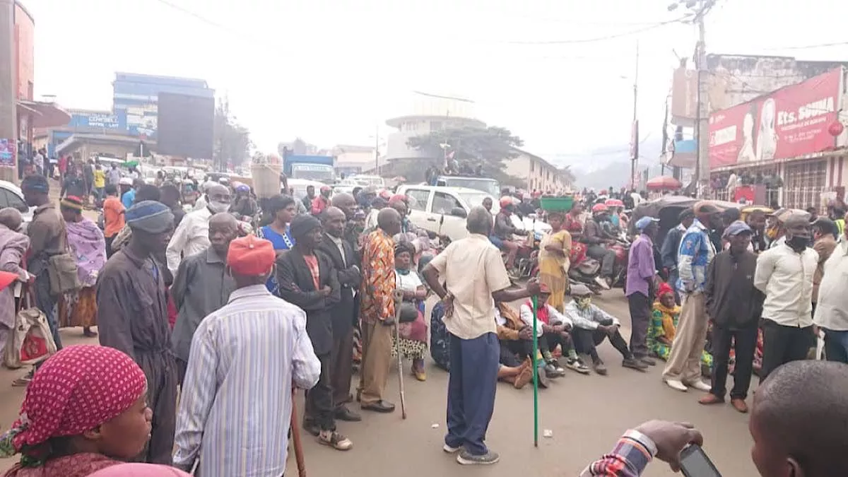 Bukavu : des retraités de différentes sociétés et entreprises ont bloqué la circulation devant la BCDC pour réclamer leur argent
