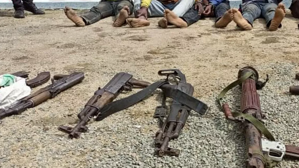 Ituri : 5 présumés criminels détenant 5 armes du type AK-47 et une lance-roquette présentés devant le gouverneur militaire