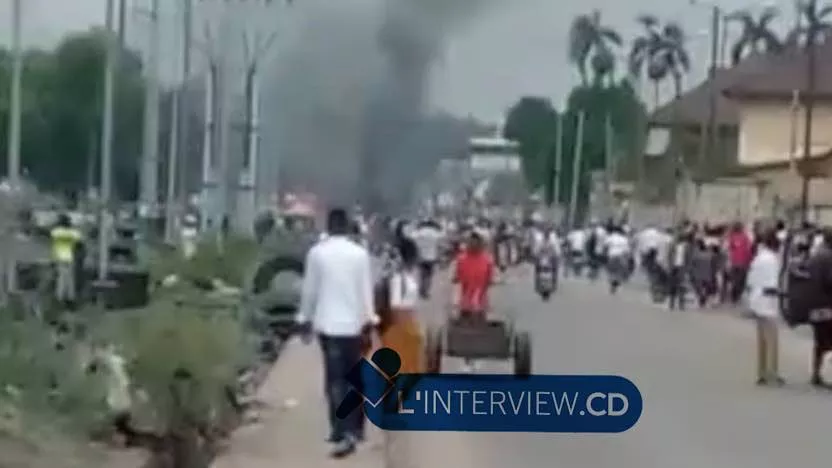 Flash : Des jeunes de l’UDPS brûlent les pneus à la 10ème rue Limete à Kinshasa