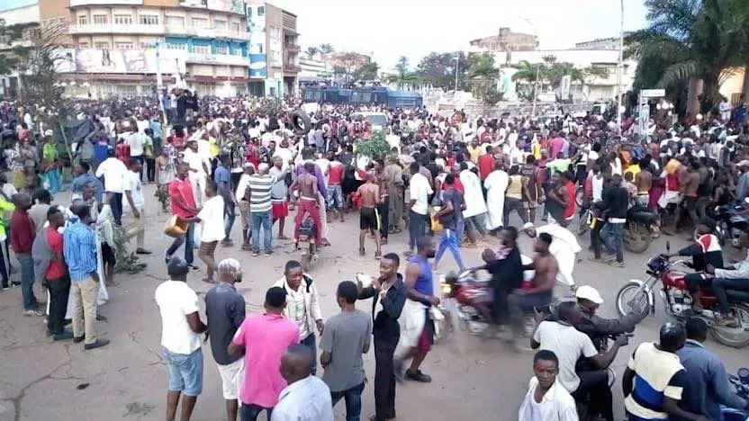 Lubumbashi – interdiction de la circulation des motos taxis au centre ville : les conducteurs en colère barricadent plusieurs artères principales