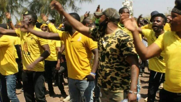 des jeunes en t-shirt du parti de L'UNAFEC