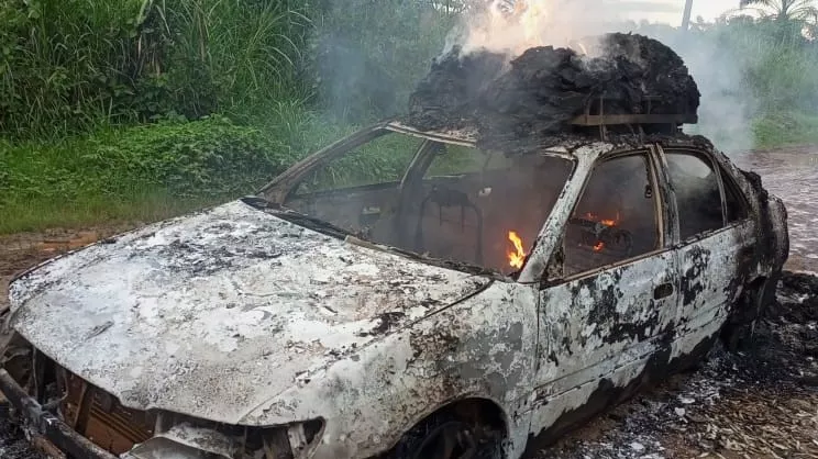 Beni : 4 nouveaux véhicules des opérateurs économiques incendiés par les ADF sur l’axe Beni – Kasindi