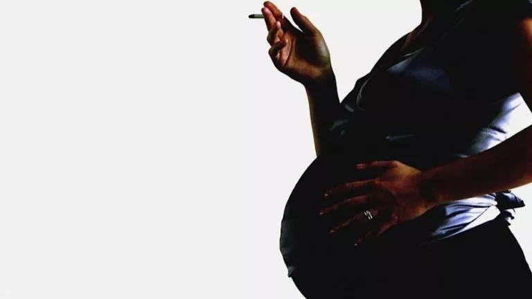 Femme enceinte qui fume