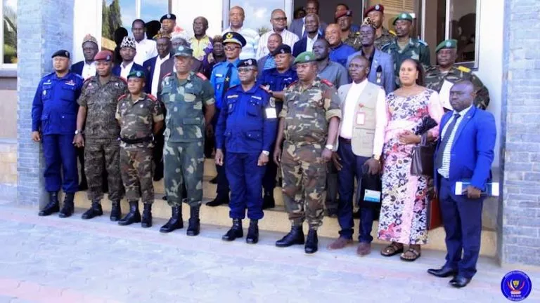 Johnny Luboya N'kashama, accompagné des membres du comité provincial de sécurité