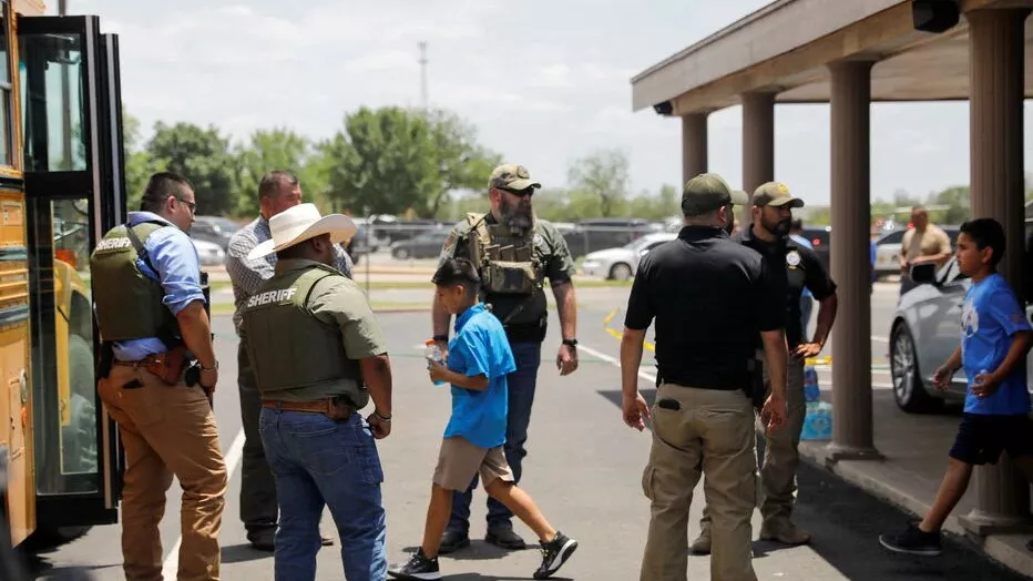 Etats-Unis – Uvalde : 21 morts dont 19 enfants dans une fusillade dans une école primaire