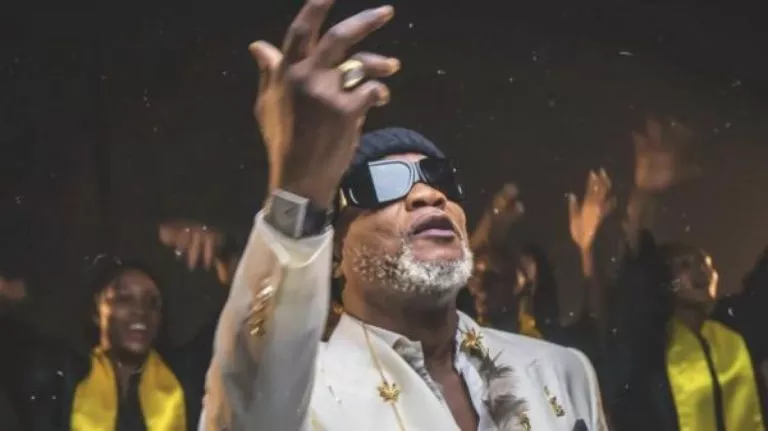 Koffi olomide le gest de trop danseuse