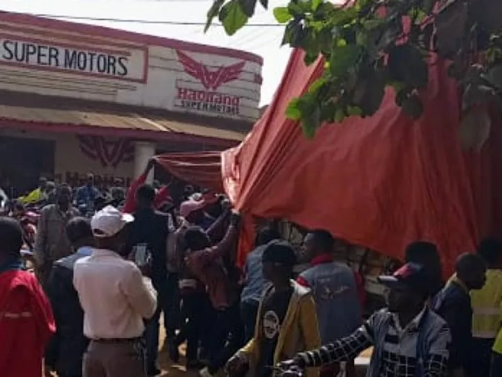 Nord-Kivu : Des véhicules transportant l’assistance du gouvernement aux déplacés de guerre interceptés par la population à Butembo