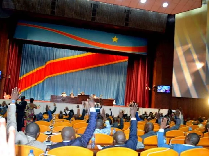 RDC : 30 000 USD par Député pour le vote de confiance du Gouvernement Suminwa, dénonce le CREFDL