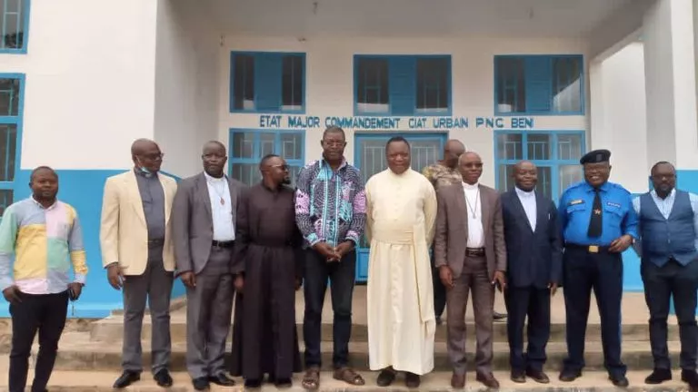 Monseigneur Kahindo Sondirya Laurent, la délégation