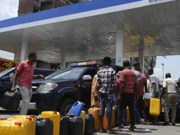 La pénurie de carburant crée des files interminables à Kinshasa