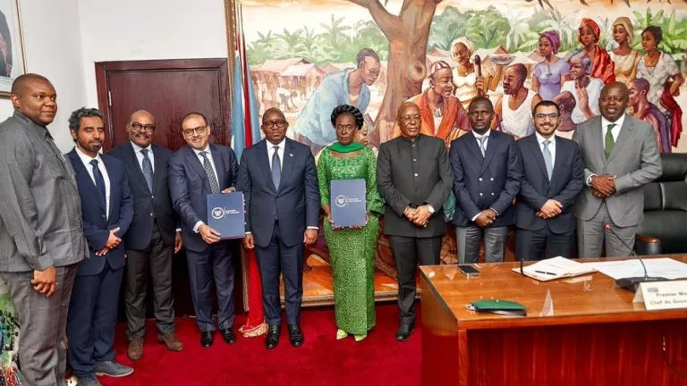 Jean-Michel lukonde et partenaires signature du contrat de partenariat entre la RDC et les Émirats arabes unis.