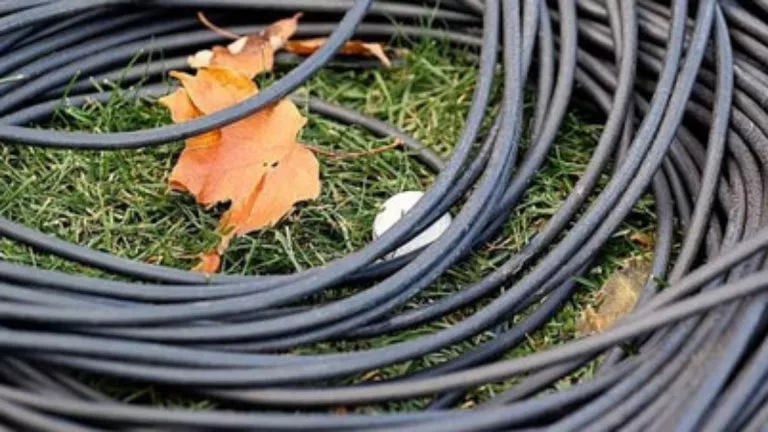 des câbles électriques