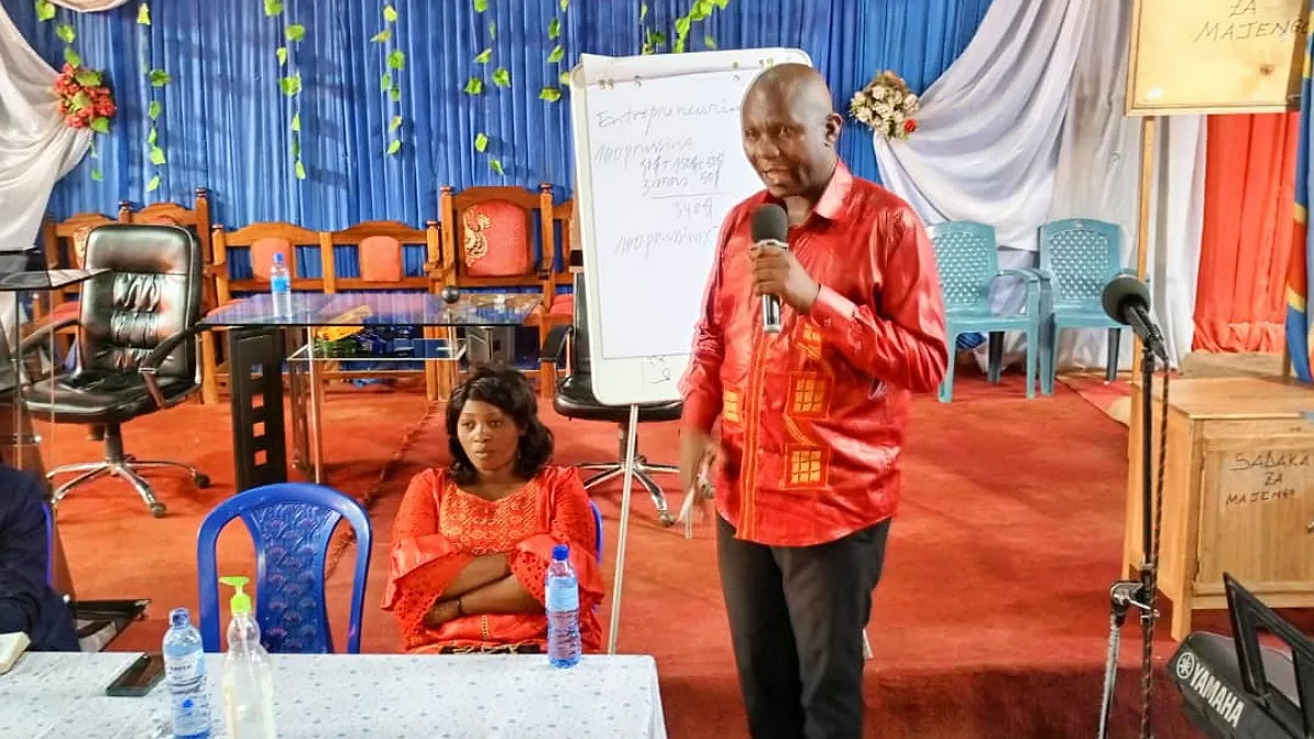 Sud-Kivu : Fidèle Mugisho poursuit sa campagne de sensibilisation sur l’entrepreneuriat auprès des communautés chrétiennes de Bukavu