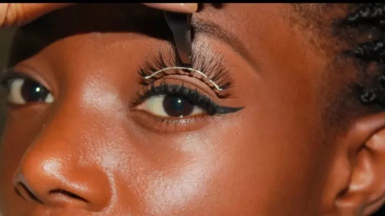 faux cils pratique à risque