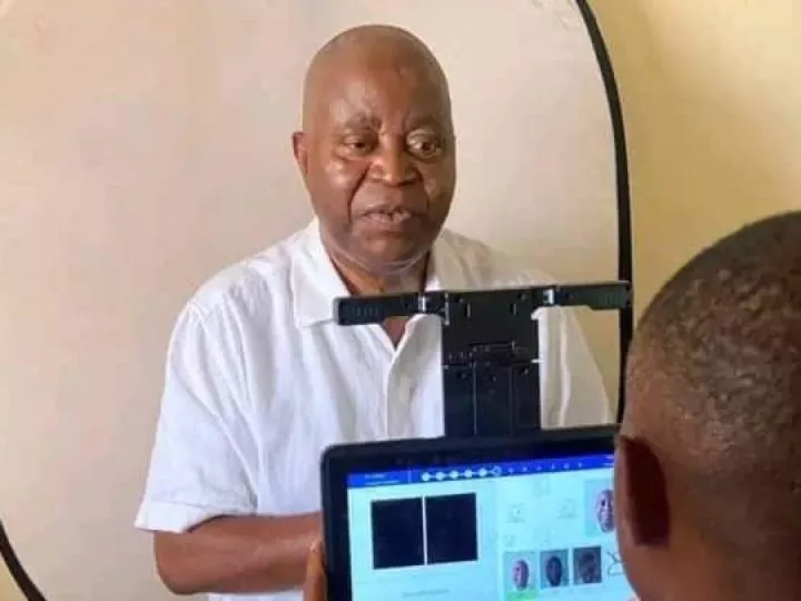 Adolphe Muzito, candidat à la présidence en RDC, s’est enrôlé pour les élections de 2023