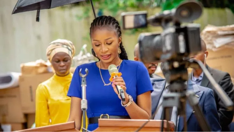 La vice-ministre Aminata Namasia lance la distribution des manuels scolaires et matériels didactiques aux écoles de la RDC