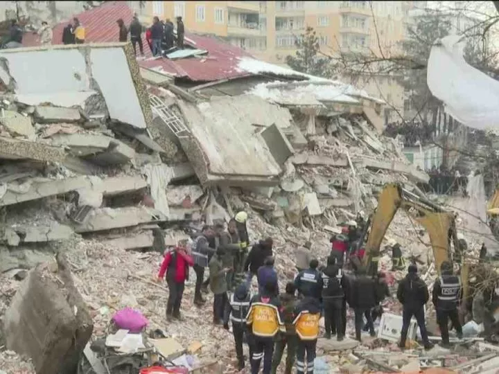 Tremblement de terre dévastateur à la frontière Turquie-Syrie: plus de 580 morts