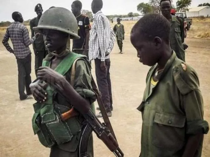 Journée de l’enfant soldat : Le recrutement des enfants au sein des forces et groupes armés constitue un crime de guerre ( Maître Guy Makila)