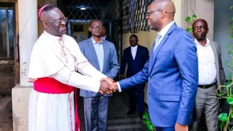 Jacques Kyabula Katwe et ’Archevêque métropolitain de Lubumbashi Fulgence Muteba.