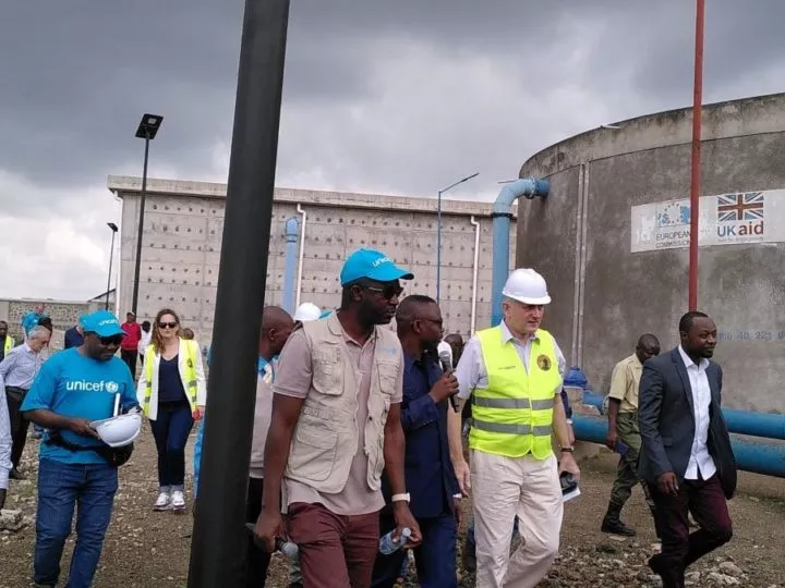 Assistance humanitaire : l’ambassadeur de l’UE Jean-Marc Châtaigner inspecte un projet d’eau potable au Nord-Kivu
