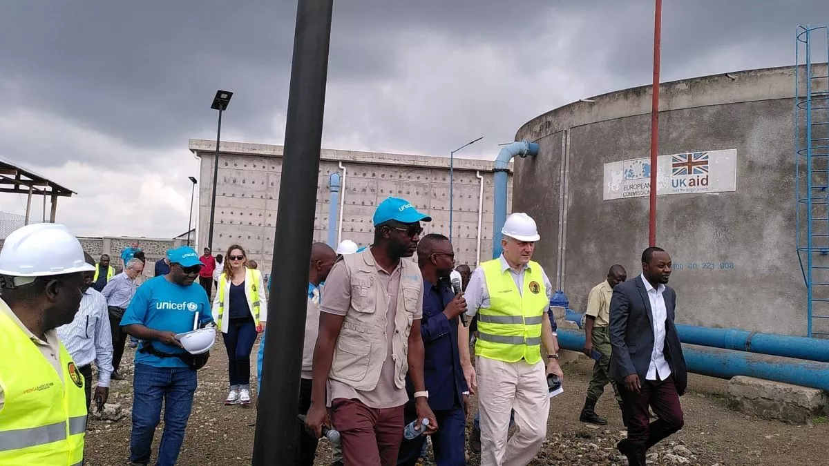 Assistance humanitaire : l’ambassadeur de l’UE Jean-Marc Châtaigner inspecte un projet d’eau potable au Nord-Kivu
