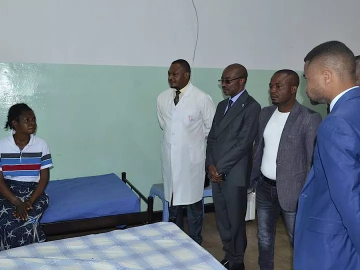 Lualaba : Suivi des élèves blessés suite à l’incendie du Lycée Mwanga par le Ministre de l’Éducation Alain Kantenga