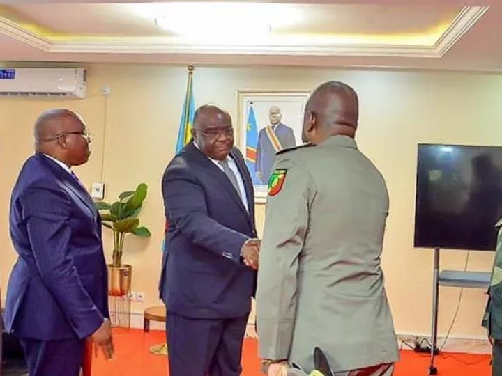 Coopération sécuritaire RDC – Congo Brazzaville : l’Ambassadeur MAMINA rencontre BEMBA GOMBO