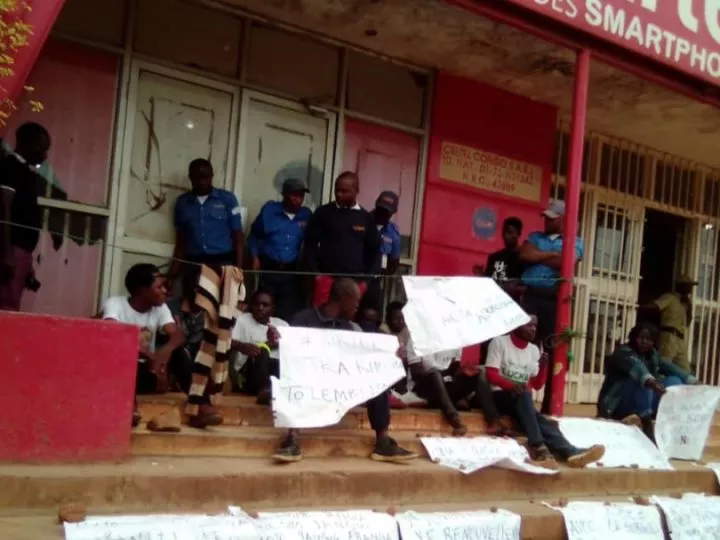 Beni : Sit-in des militants de la LUCHA devant le shop central de Airtel pour décrier la « mauvaise connexion et la surfacturation » des forfaits
