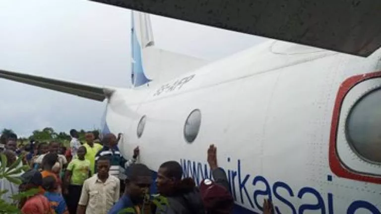 Un avion de la compagnie aérienne Air Kasaï, un Fokker 50
