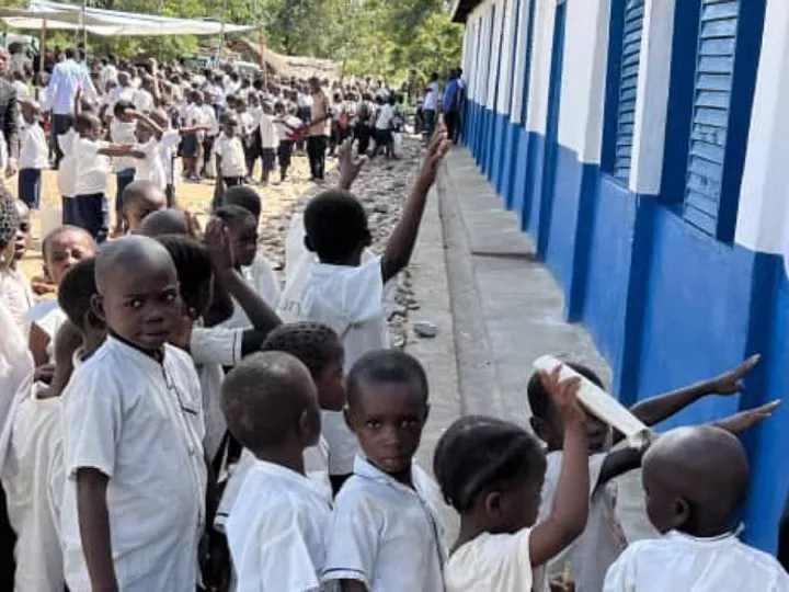Sud-Kivu/Fizi : l’UNICEF met à la disposition des autorités locales 6 salles de classe modernes équipées à Baraka