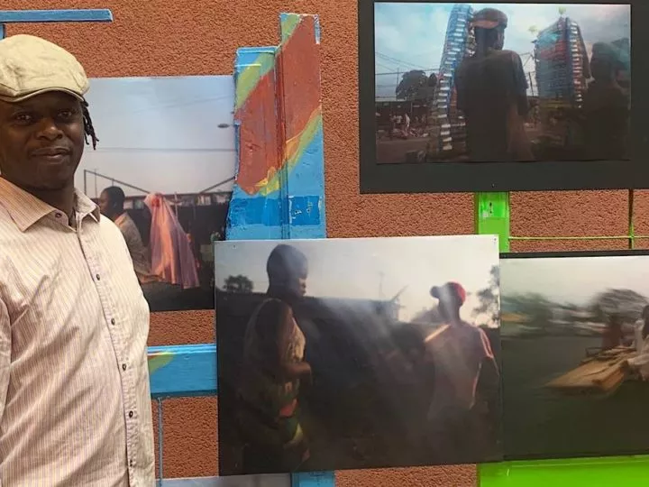 “Congo Mania” : Freddy Mutombo dévoile les liens complexes entre le Congo et la Belgique à travers son exposition à Bruxelles