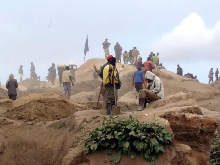 Urgent – Éboulement dans une mine à Rubaya : plus de 100 creuseurs artisanaux coincés dans les décombres à Bisunzu