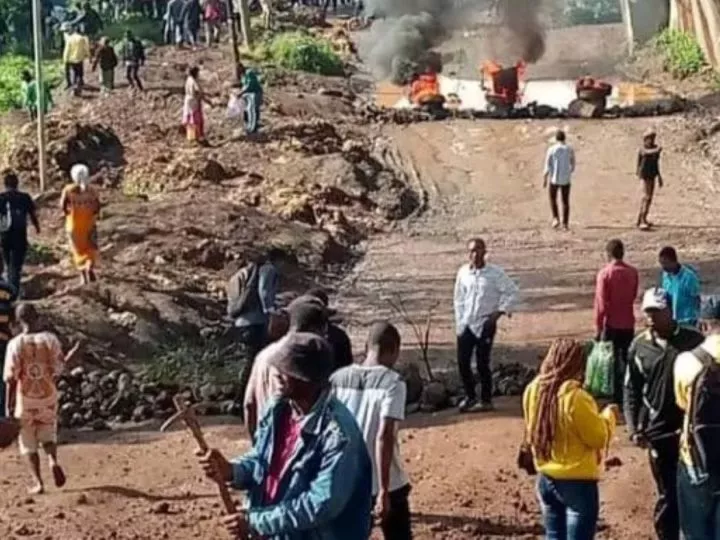 Dégradation de la RN2 à Bukavu : des étudiants et acteurs sociaux ont barricadé la route pour exiger sa réhabilitation