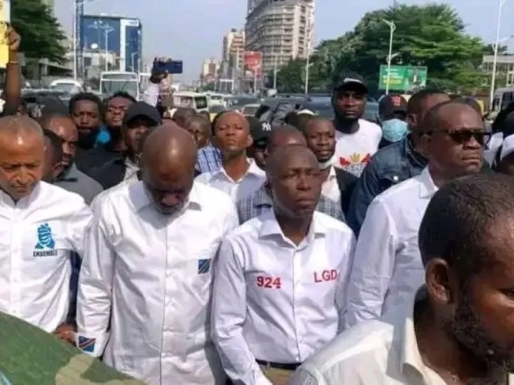 Sit-in devant de l’opposition : les manifestants de l’opposition bloqués de traverser les barrières par la police à quelques du siège de la CENI