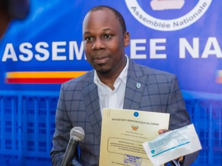 RDC – Assemblée nationale : le député Bernard Kayumba propose une loi interdisant la consommation d’alcool et stupéfiants en milieu professionnel et d’enseignement