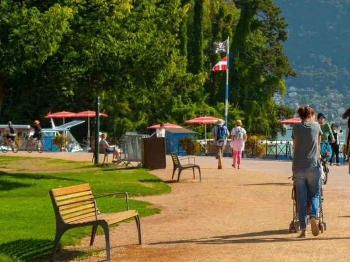 Attaque choquante à Annecy, France : Un Homme poignarde six enfants dans un parc public