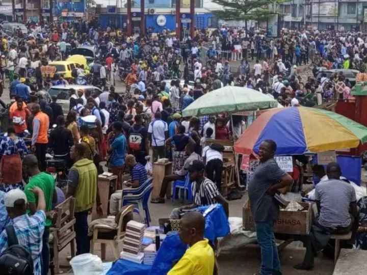 Kinshasa paralysée par une grève des transporteurs : les taxis et les taxis-bus absents, les bus Transco en service