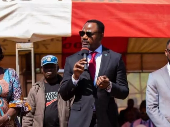 Haut-Katanga : le Ministre Tony Mwaba offre 150 pupitres métalliques fabriqués à Lubumbashi