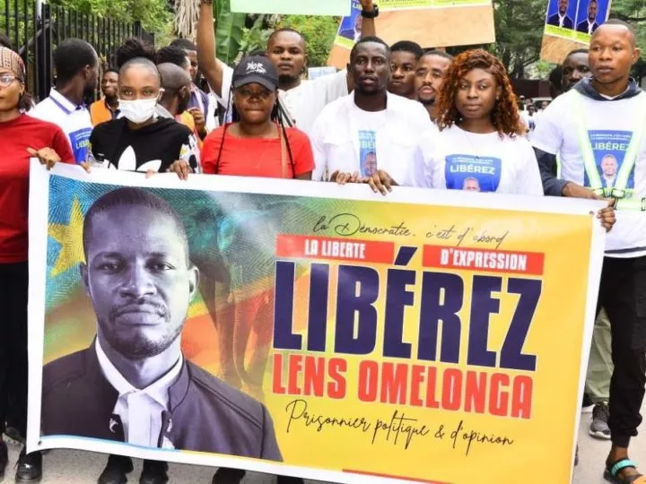 Manifestation à Kinshasa : Le Parti Envol Réclame la Libération de leur Coordinateur de Communication, Lens Omelonga
