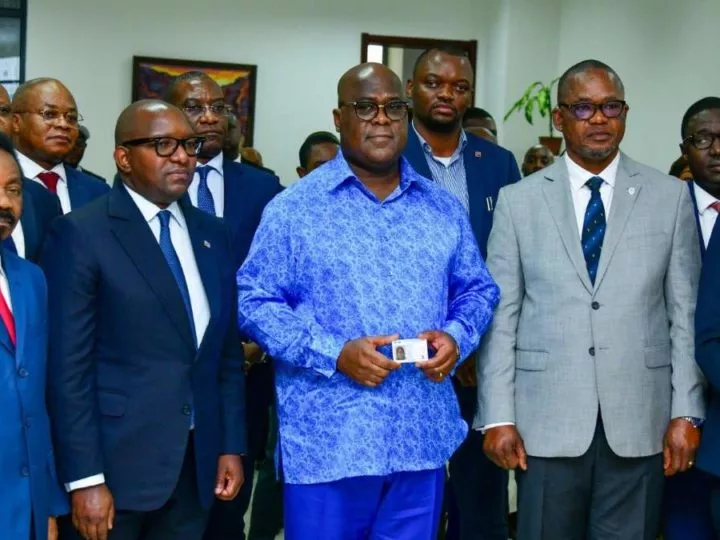 RDC : Délivrance des Premières Cartes d’Identité Après Quarante Ans, Tshisekedi Reçoit le Premier Exemplaire