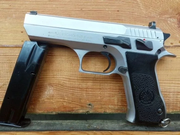 RDC : Matata Ponyo révèle que le pistolet faussement attribué à Salomon Kalonda appartenait à son garde du corps