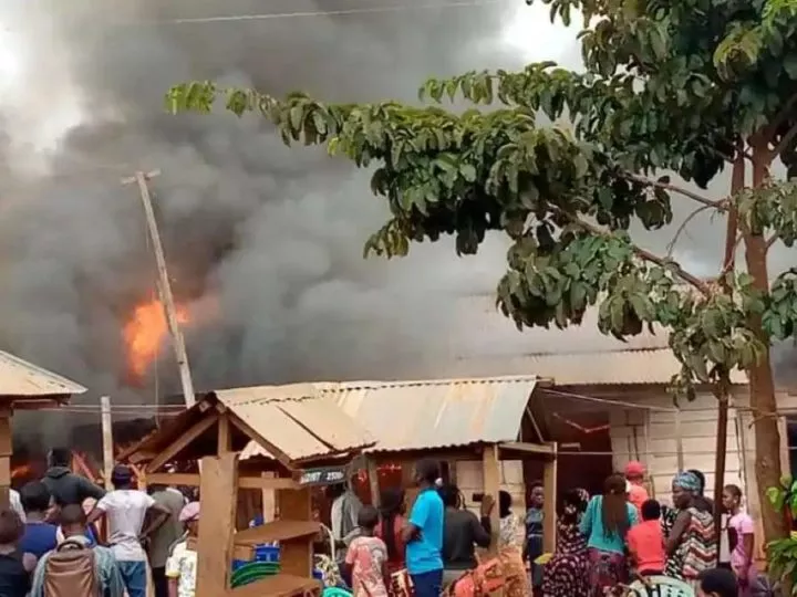 Incendie dévastateur à Giro : Maisons et commerces réduits en cendres dans le Haut-Uele