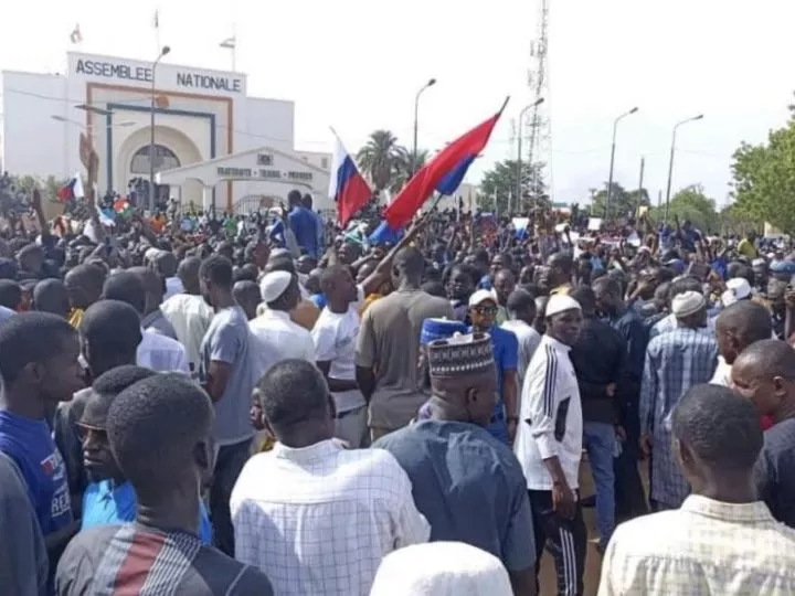 Tensions politiques au Niger suite au coup d’État : Soutien aux putschistes devant l’ambassade de France