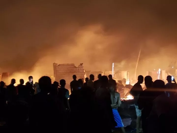 Un incendie détruit plusieurs annexes du camp militaire Lufungula à Kinshasa